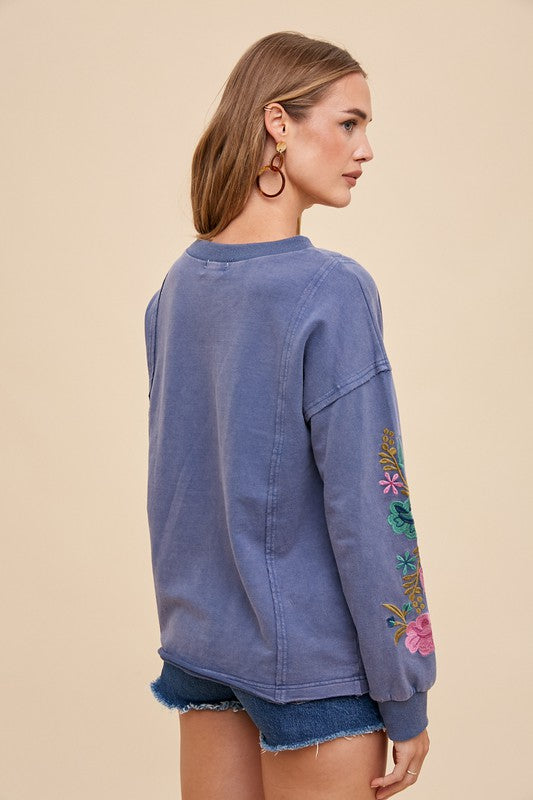FLORAL EMBROIDERED SLEEVE MINERAL WASH KNIT TOP