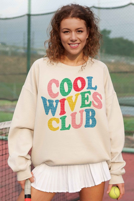 COOL WIVES CLUB OVERSIZED GRAPHIC SWEATSHIRT