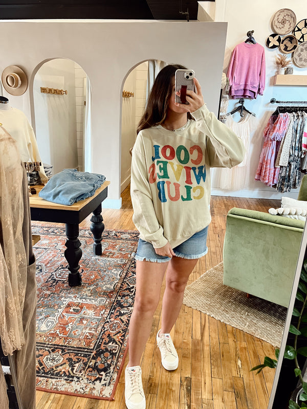 COOL WIVES CLUB OVERSIZED GRAPHIC SWEATSHIRT