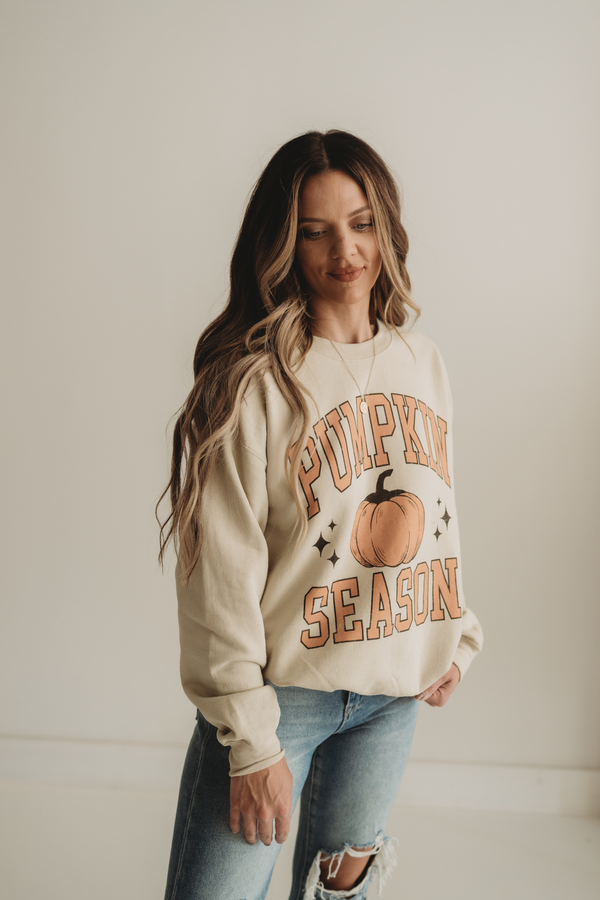 PUMPKIN SEASON GRAPHIC SWEATSHIRT