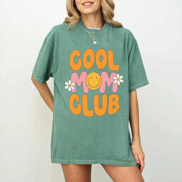 SMILEY COOL MOM GRAPHIC TEE