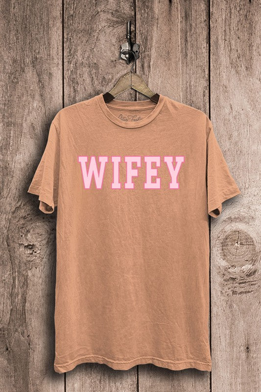 WIFEY MINERAL WASHED GRAPHIC TEE